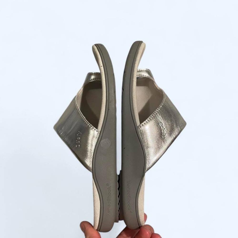 Silver leather toe-loop flip flops size 9 Gdefy by Gravity Defyer - Picture 4 of 6